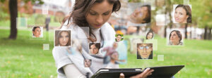 Uma jovem, com um tablet na mão, a visualizar as suas redes sociais